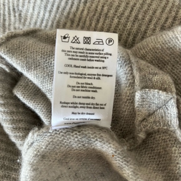 Gorgeous silver grey cashmere v neck sweater by Pure Cashmere, size 10. - Picture 8 of 11
